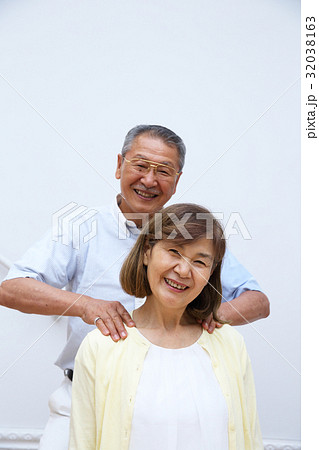 仲良しシニア夫婦 32038163