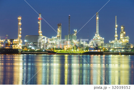 Refinery at night 32039352