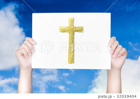 hand holding bible book 32039404