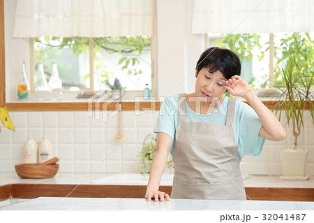 主婦　キッチン　悩む 32041487