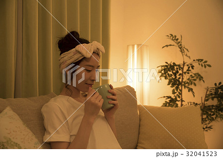 夜お茶をのむ若い女性 32041523