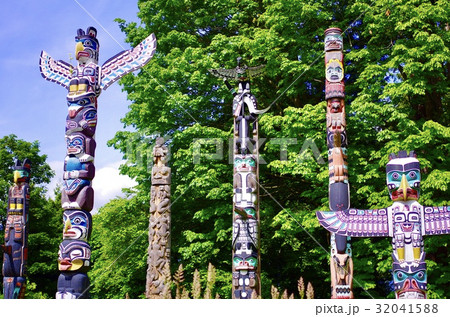 トーテムポール totem pole 32041588