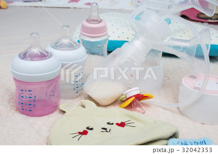 Breast Pump and milk bottle for baby Breast Pump and milk bottle for baby 32042353