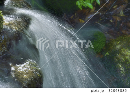 輝やく絹糸の流水 32043086