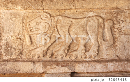 Bas-relief carving of a jaguar,Tula de Allende, Mexico Bas-relief carving of a jaguar,Tula de Allende, Mexico 32043418