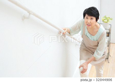 関節痛　ミドル女性　階段 32044906