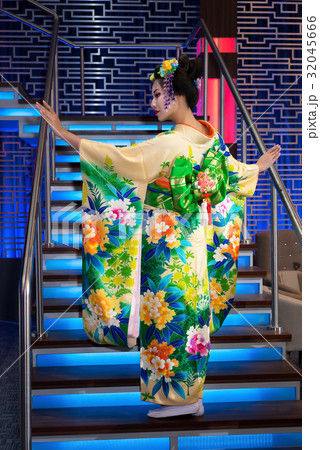 geisha in traditional chinese floral kimono 32045666