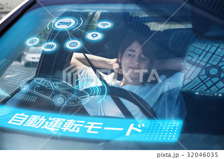 自動運転車で寝る女性 32046035