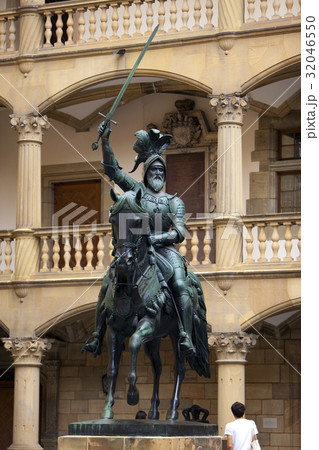 Monument of count Eberhard I in the courtyard of t 32046550