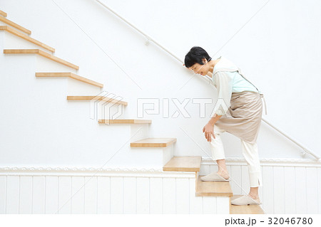 関節痛　ミドル女性　階段 32046780