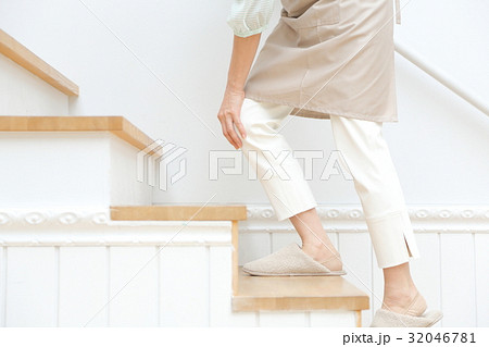 関節痛　ミドル女性　階段 32046781