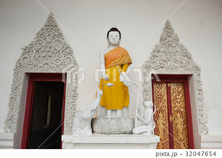 Buddha statue Buddha statue 32047654