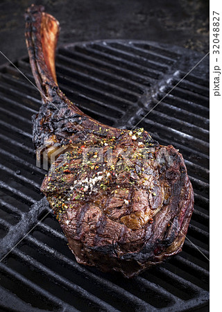 Barbecue Tomahawk Steak on Grillage 32048827