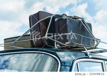 vintage travel classic suitcase  packing car roof  32049610