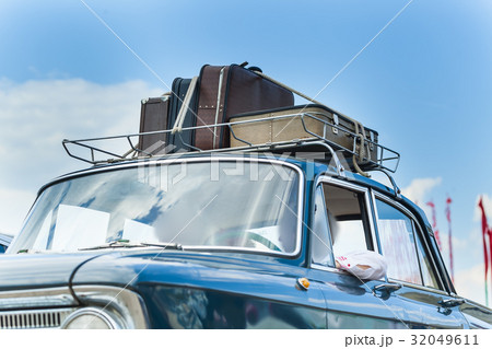 vintage travel classic suitcase  packing car roof  32049611