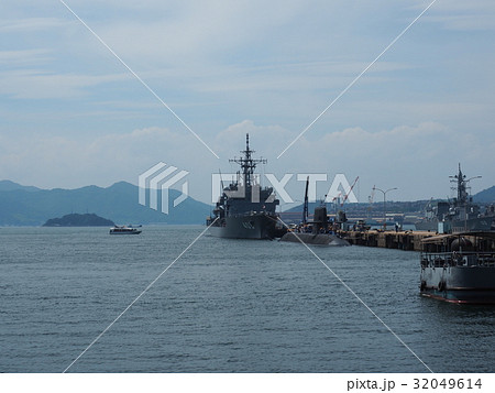 潜水艦と軍艦 32049614