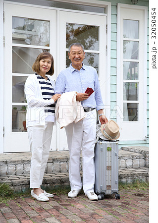 旅行するシニア夫婦 32050454