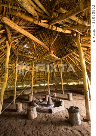 復元された竪穴住居 32050952