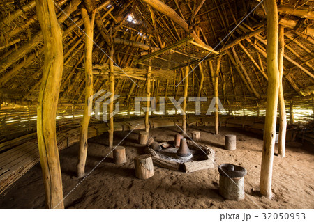 復元された竪穴住居 32050953