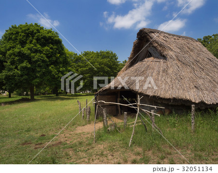 加曽利貝塚の復元竪穴住居 32051134