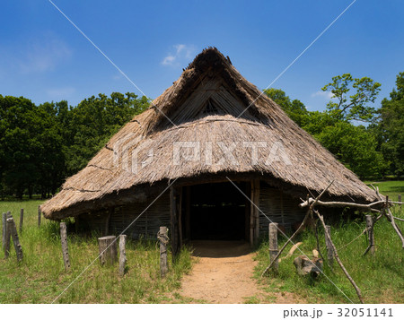 加曽利貝塚の復元竪穴住居 32051141