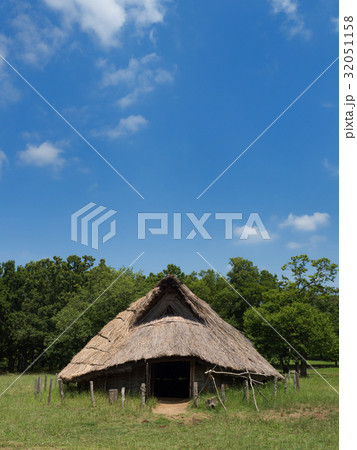 加曽利貝塚の復元竪穴住居 32051158