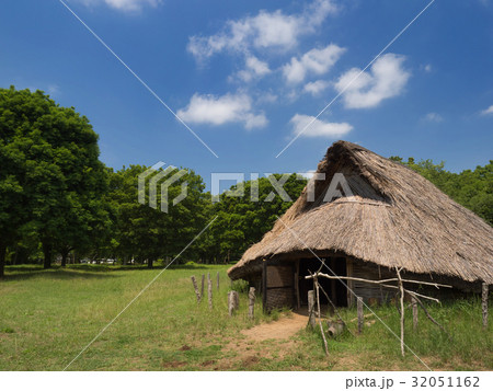 加曽利貝塚の復元竪穴住居 32051162