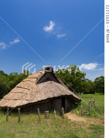 加曽利貝塚の復元竪穴住居 32051172