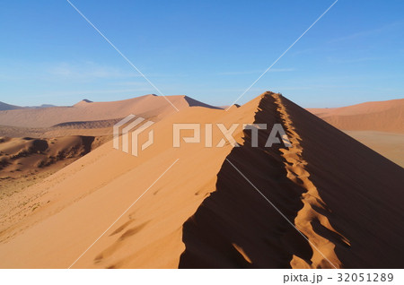 ナミブ砂漠 砂丘 デューン45 登り 32051289