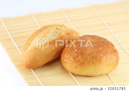 丸いパン　巻き簾　白背景 32051785