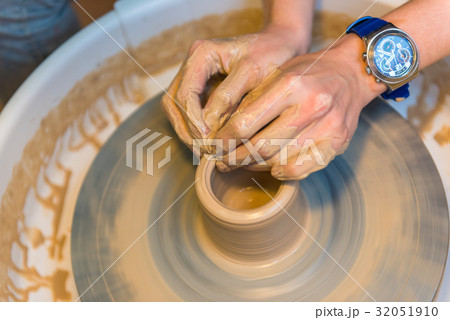 Pottering - creating a clay cup in process 32051910