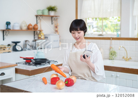 若い主婦　料理 32052008