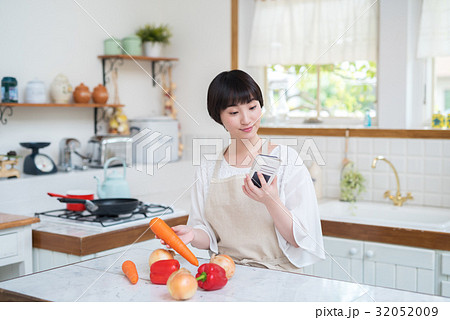 若い主婦　料理 32052009