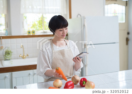 若い主婦　料理 32052012