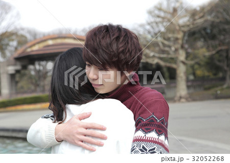 カップル抱きしめる 32052268