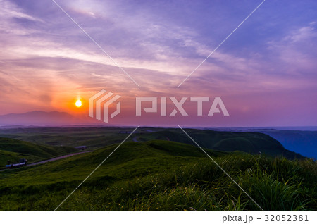 阿蘇の日の出の写真素材