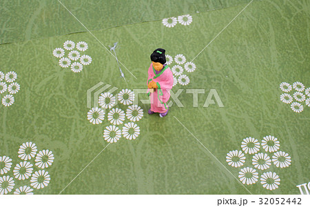Japanese figurine with green paper Japanese figurine with green paper 32052442