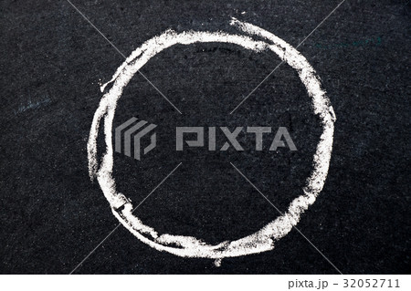 White chalk drawing as circle shape on black board White chalk drawing as circle shape on black board 32052711