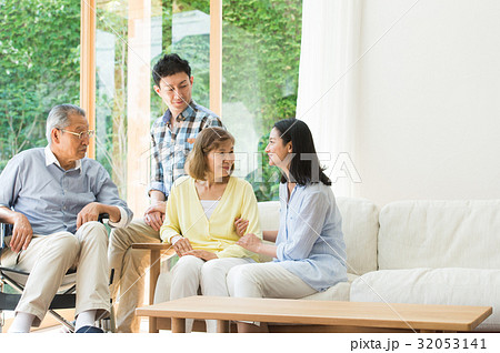 ファミリー　三世代 32053141