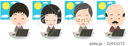 昼にパソコンを使うビジネスマンセット　うとうと 32053273