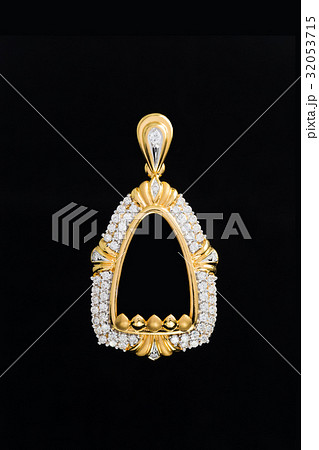 gold locket frame pendant with diamond 32053715