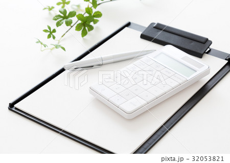 バインダーと電卓 32053821