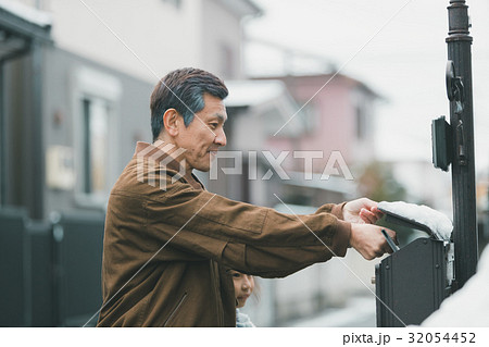aged man 32054452