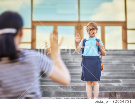 Parent and pupil go to school Parent and pupil go to school 32054751