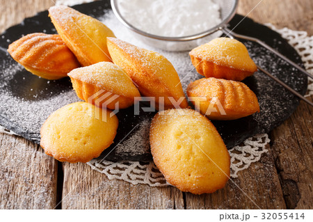 Cookies in the form of a shell - Madeleine closeup 32055414