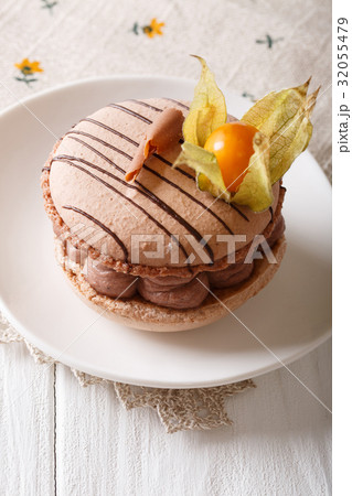 Beige delicious macaroon with chocolate cream 32055479
