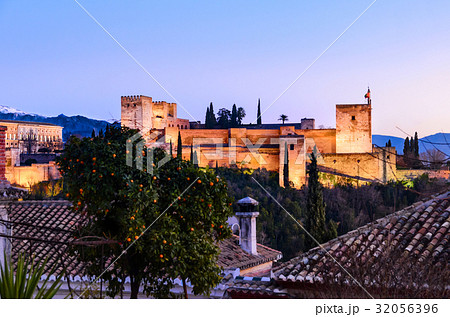 Alhambra fortress night view 32056396