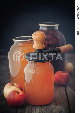 Jar of juice, apples and can lid closing machine. Jar of juice, apples and can lid closing machine. 32057021
