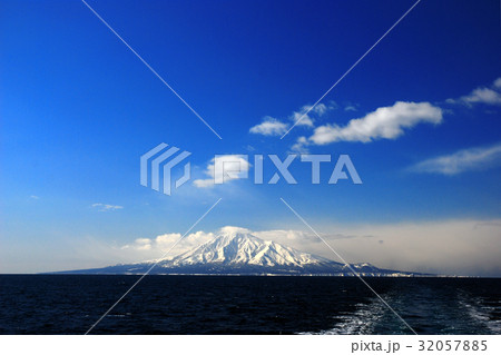 洋上から見た厳冬の利尻島 32057885