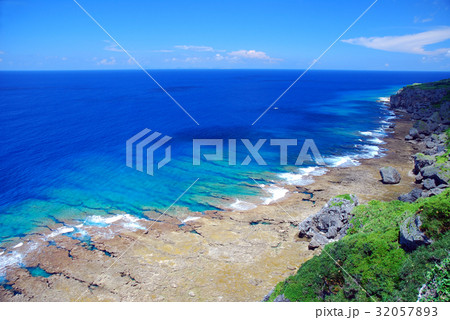 伊江島･湧出（わじ）の青い海 32057893